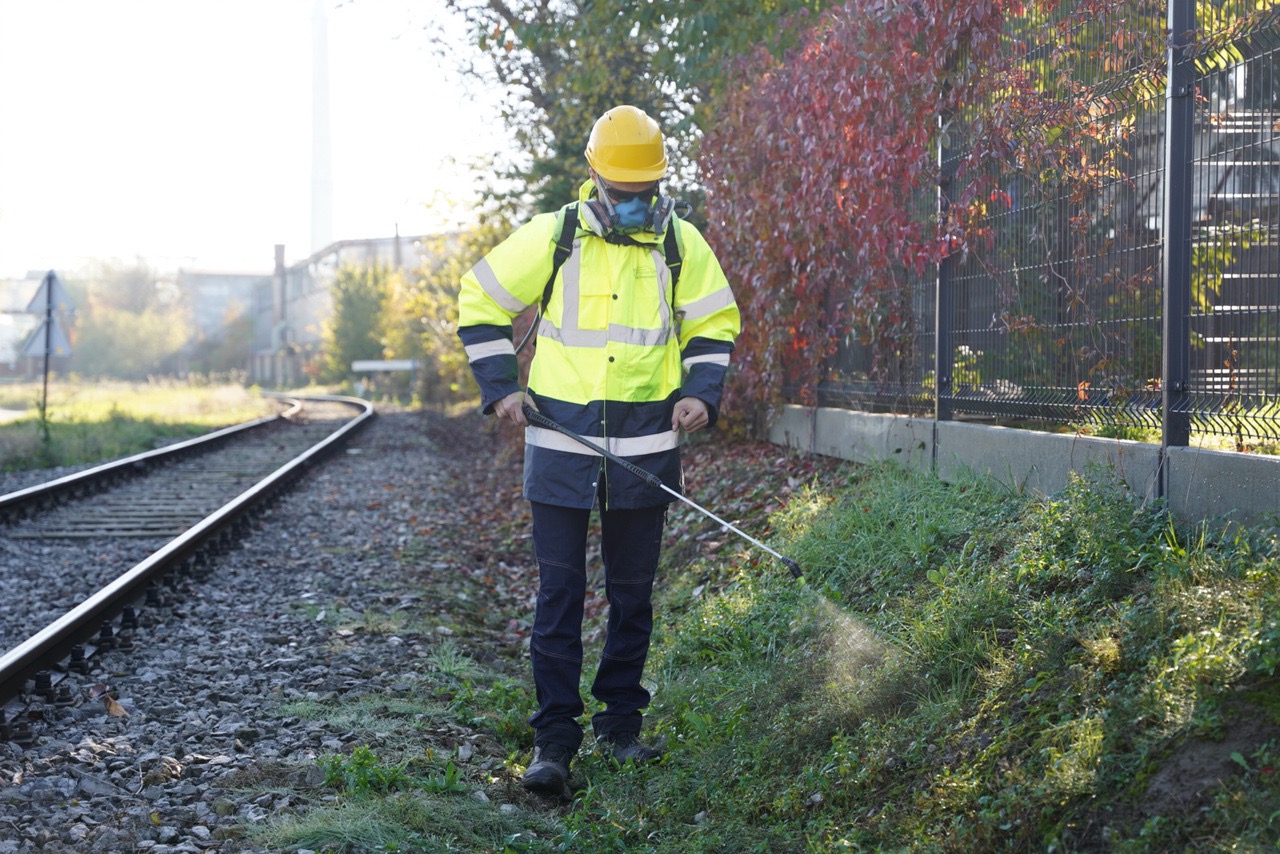 Pracownicy na bocznicy kolejowej