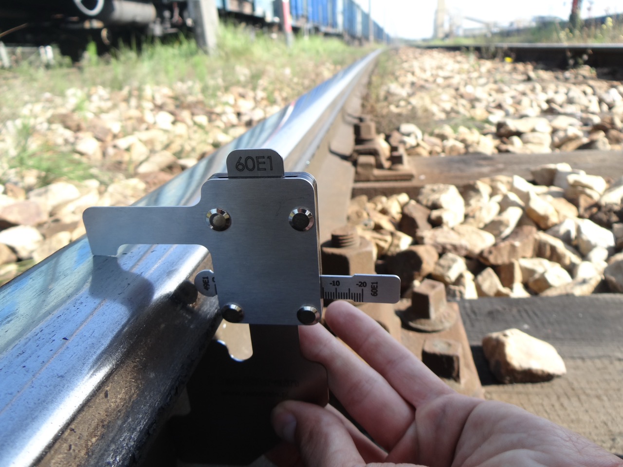 Pracownicy na bocznicy kolejowej