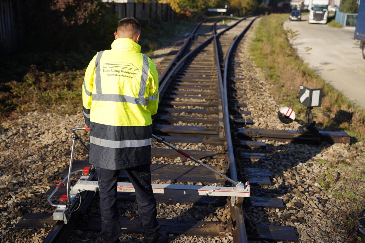 Pracownicy na bocznicy kolejowej
