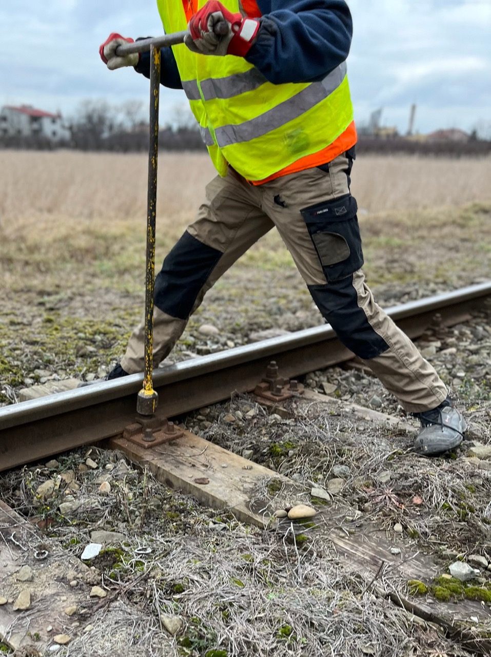 Pracownicy na bocznicy kolejowej