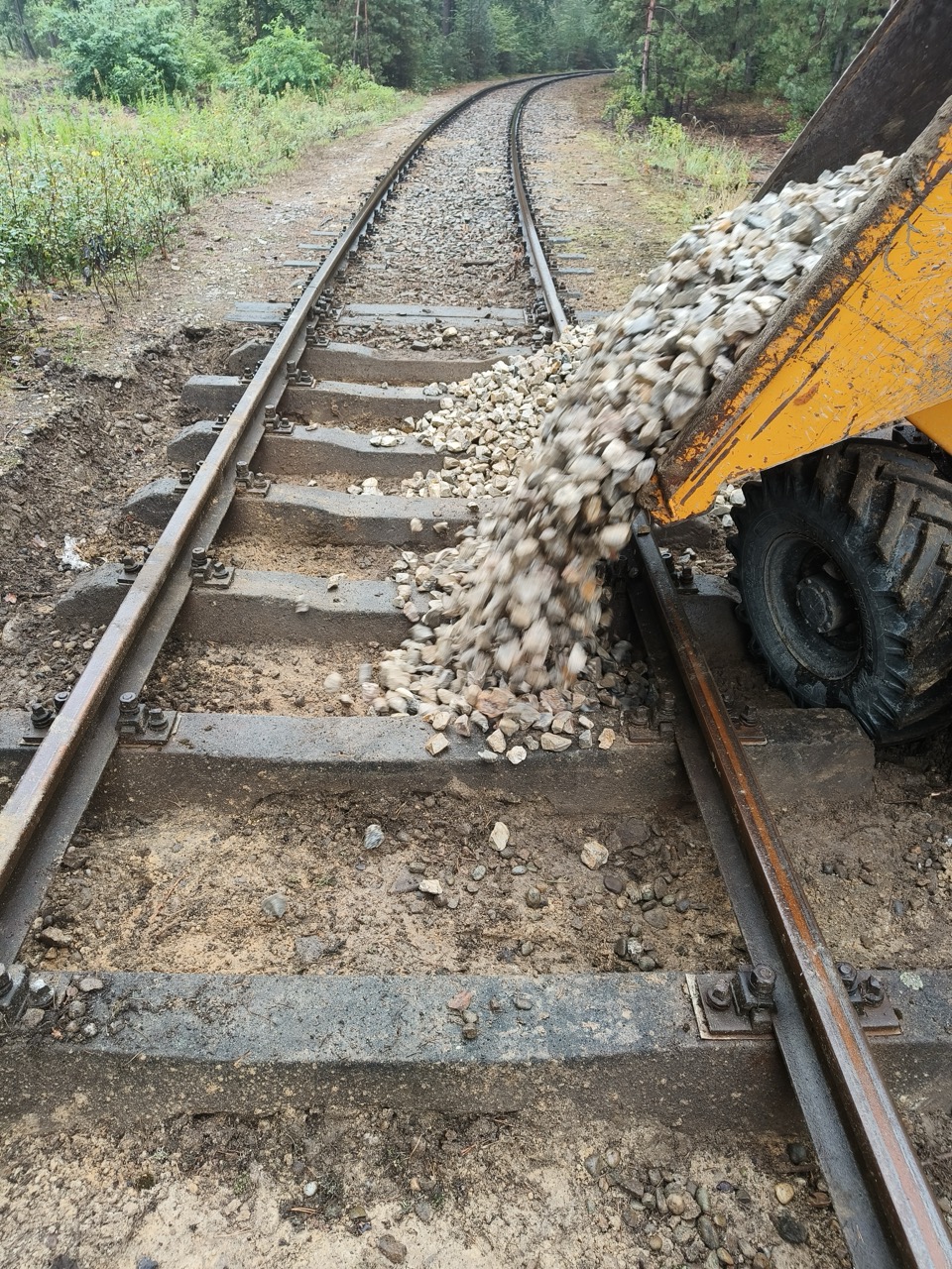 Pracownicy na bocznicy kolejowej